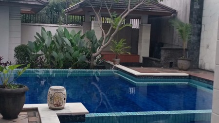 Rumah Luxury, Asri,  dengan kolam renang di halaman di Bintaro