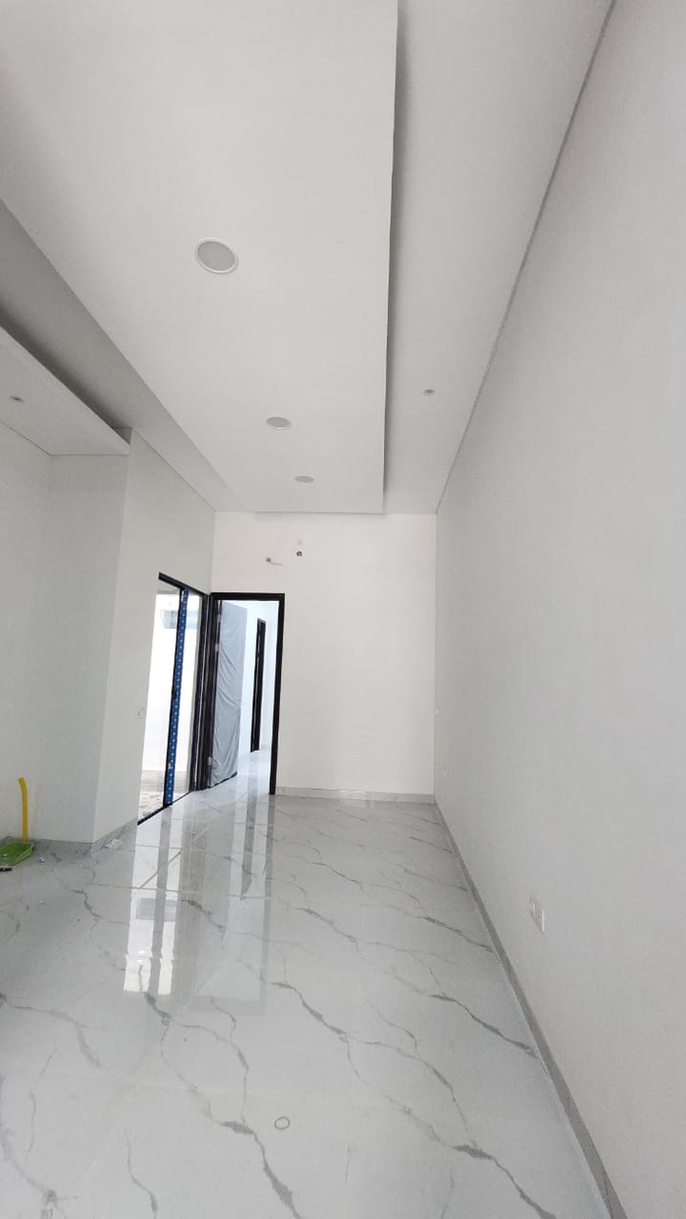 dijual rumah modern 2,5 lantai wisata bukit mas 