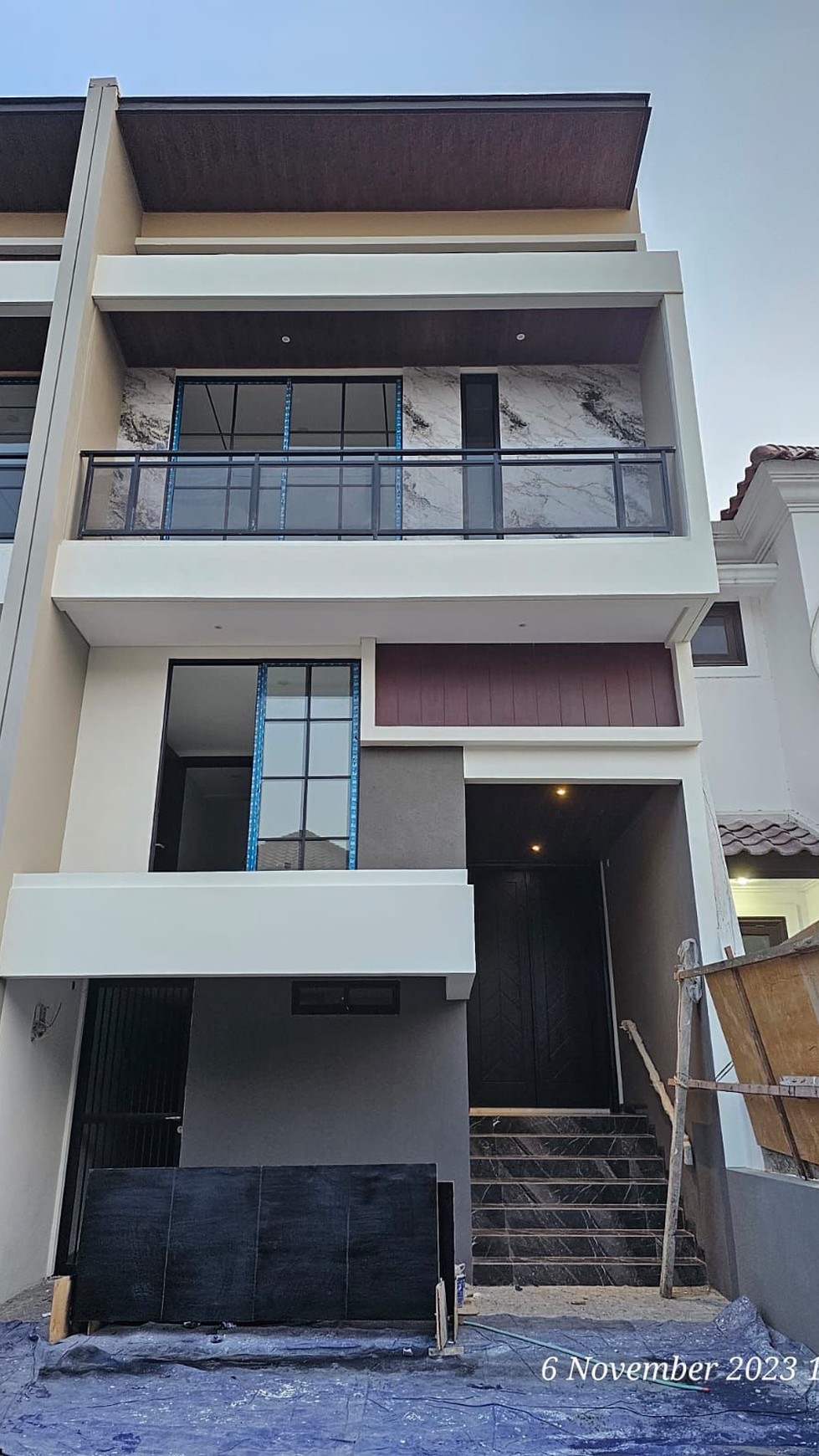 dijual rumah modern 2,5 lantai wisata bukit mas 