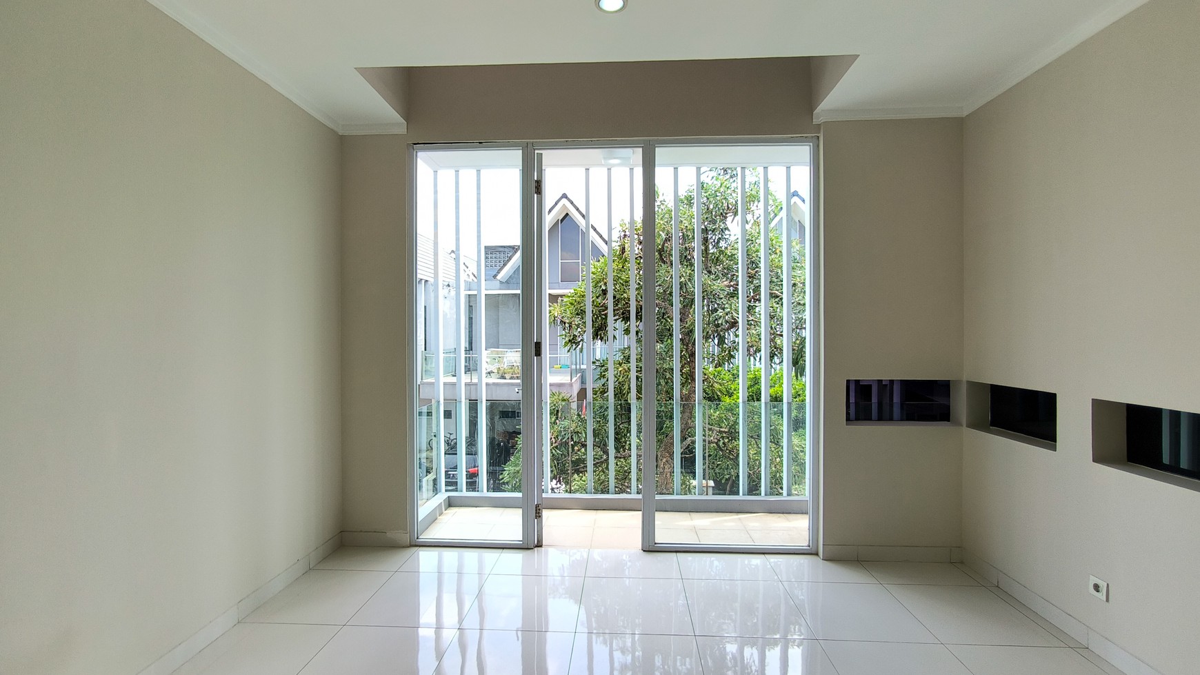 Rumah Bagus Di Discovery Eola Bintaro Jaya Sektor 9