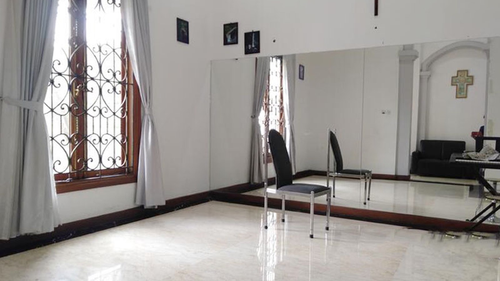 Rumah Lux Semi Furnished di Komplek Setraduta