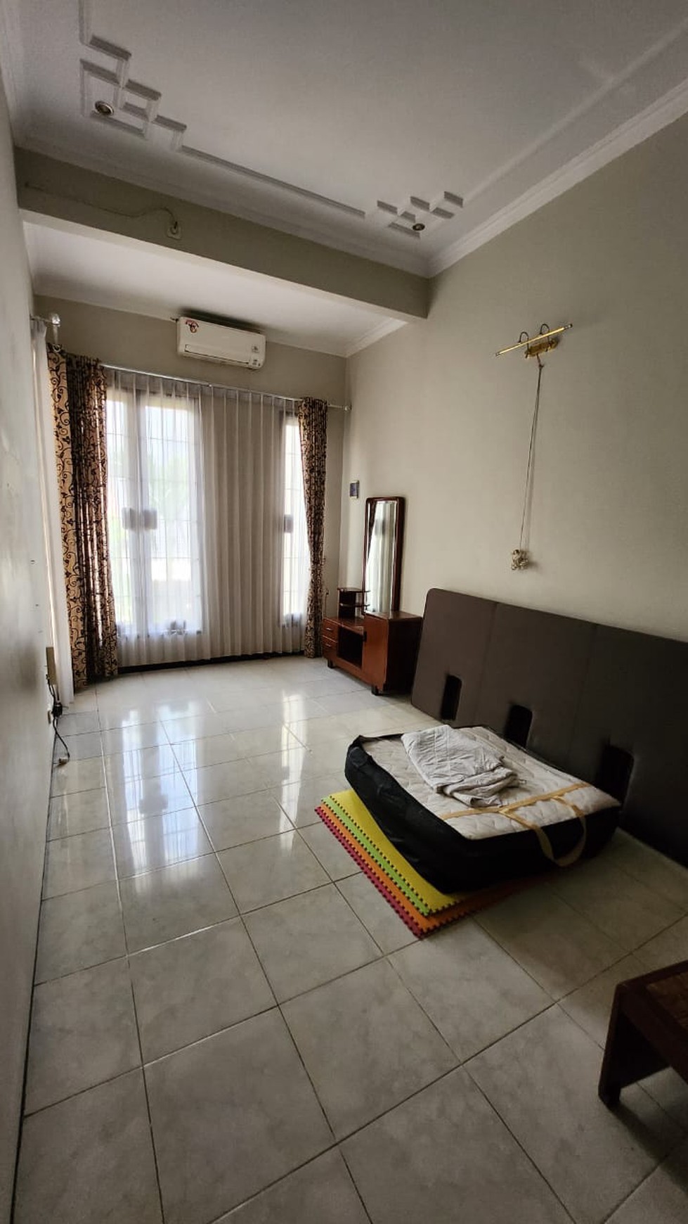 Dijual Rumah 2 Lantai  + Balkony ATAS Luas  Villa Valensia-Pakuwon Indah (Surabaya Barat) Fresh Cantik Terawat