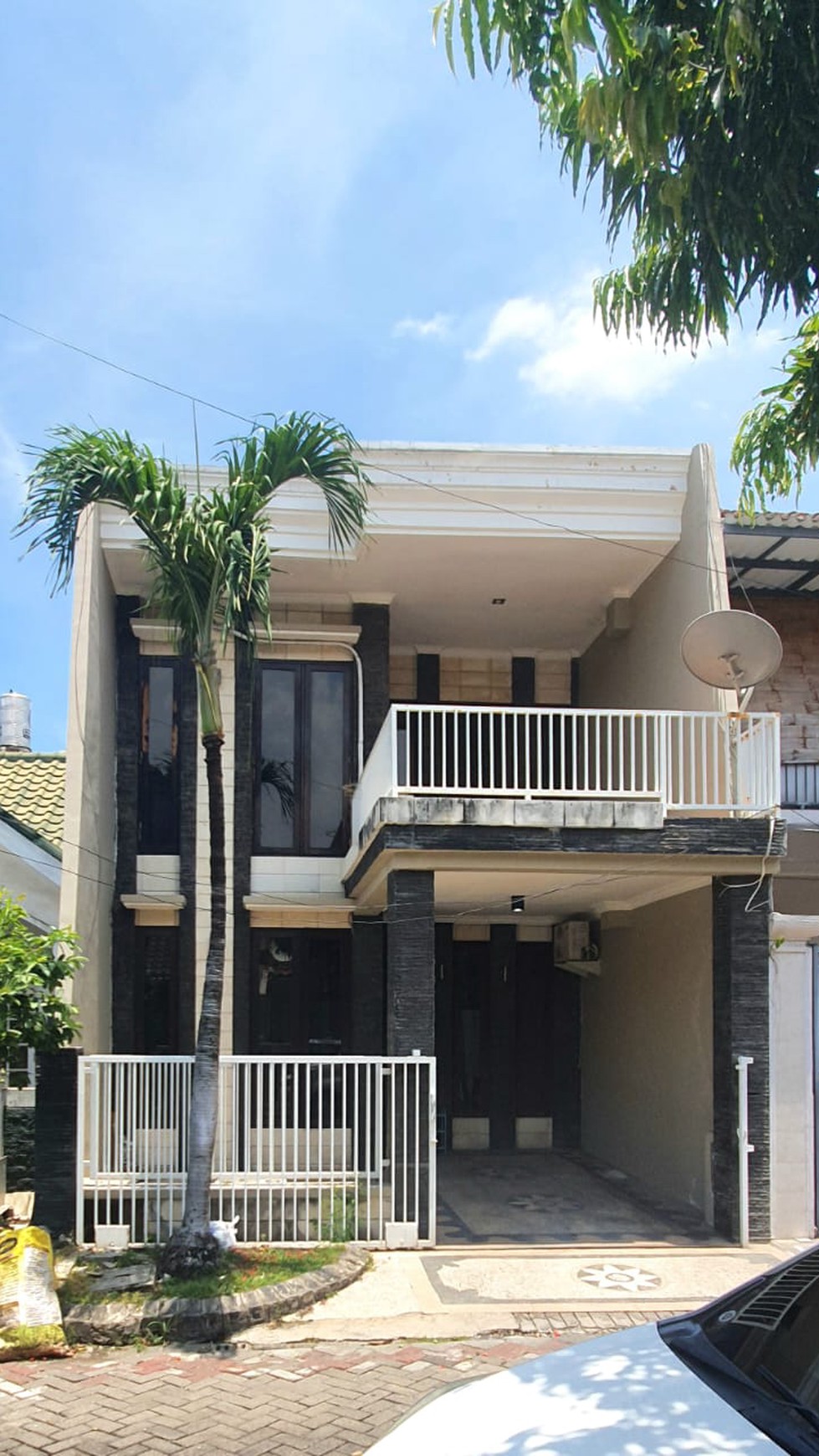 Dijual Rumah 2 Lantai  + Balkony ATAS Luas  Villa Valensia-Pakuwon Indah (Surabaya Barat) Fresh Cantik Terawat