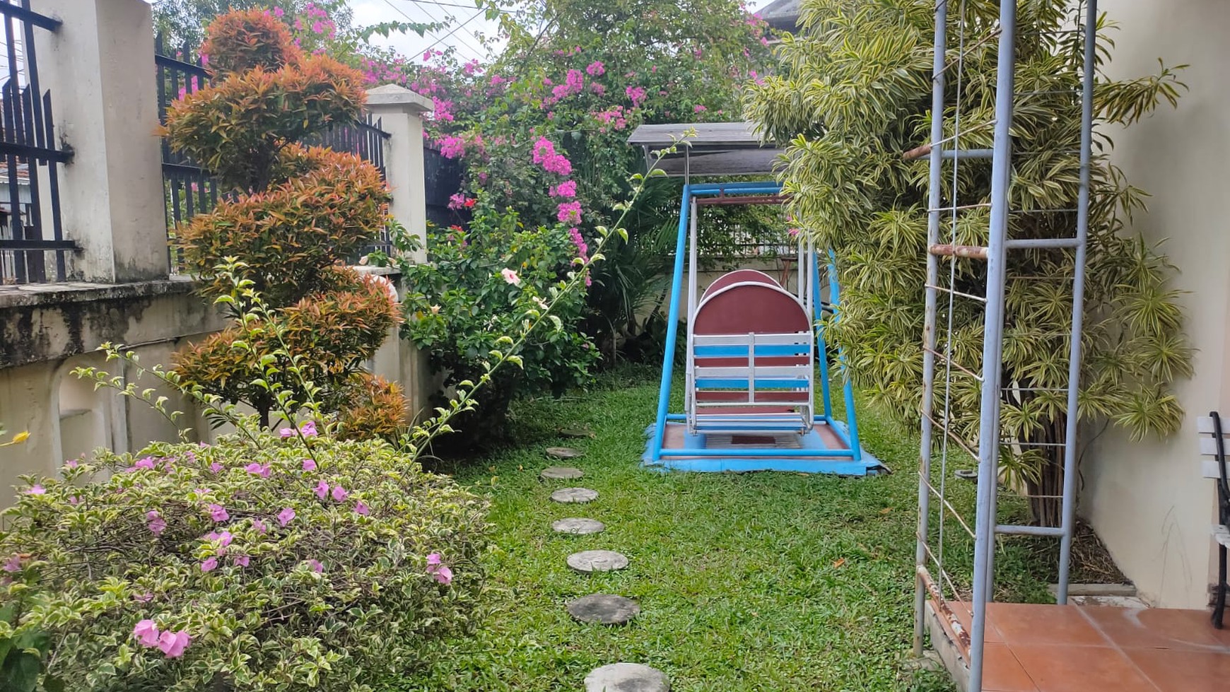 Dijual Rumah Besar, Cantik, Terawat, di Jemur Andayani Surabaya dekat Jalan Ahmad Yani