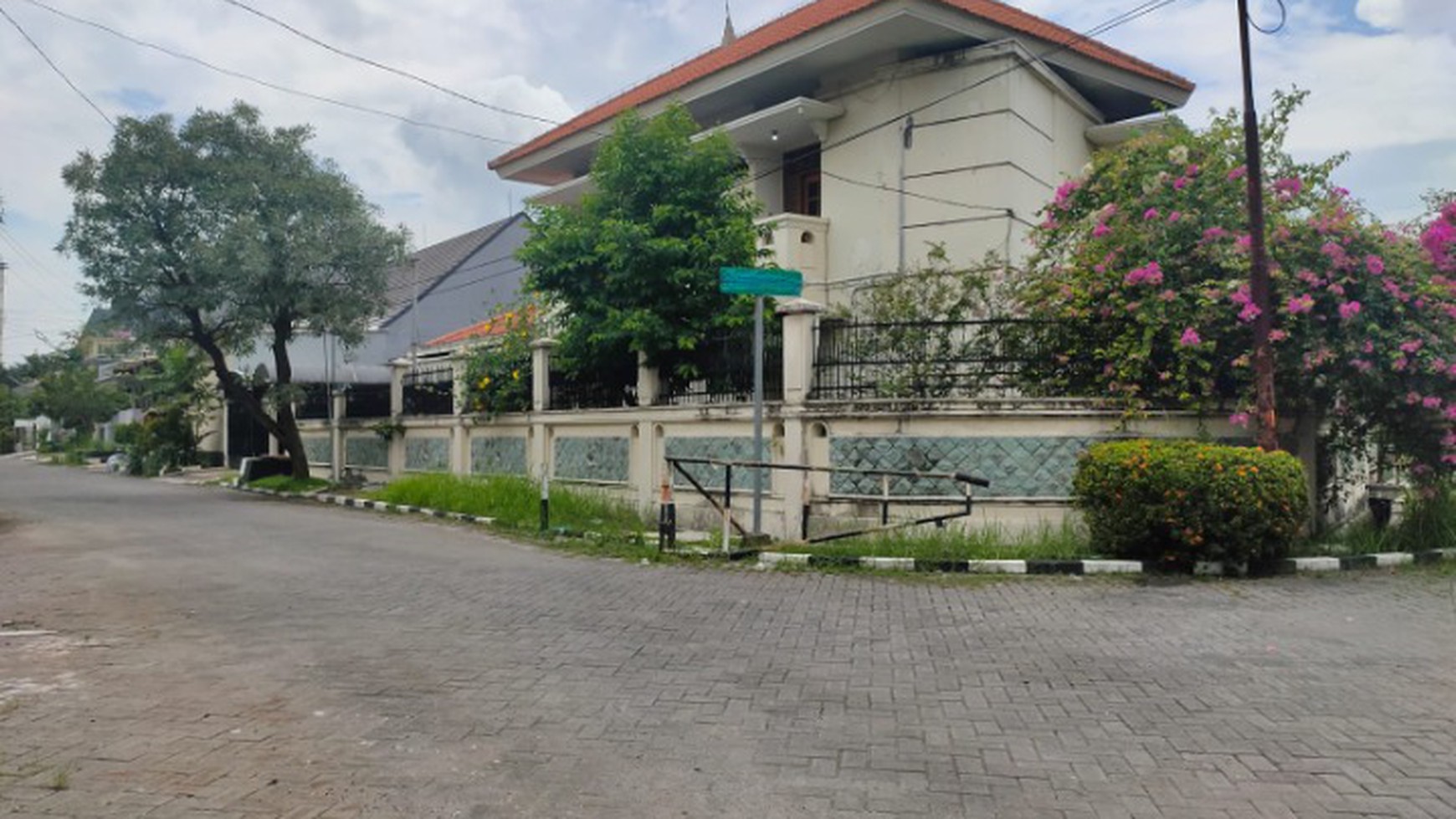 Dijual Rumah Besar, Cantik, Terawat, di Jemur Andayani Surabaya dekat Jalan Ahmad Yani