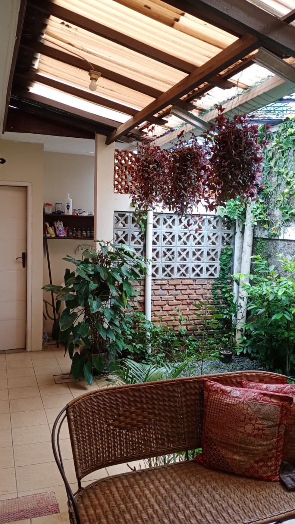 Rumah cantik dan rapih depan Taman 