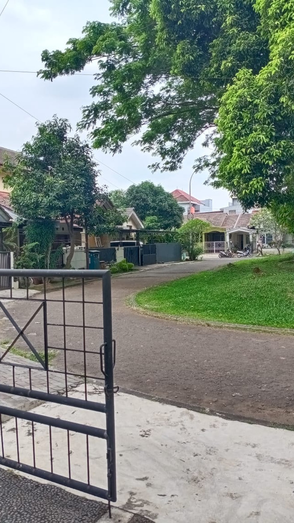 Rumah cantik dan rapih depan Taman 