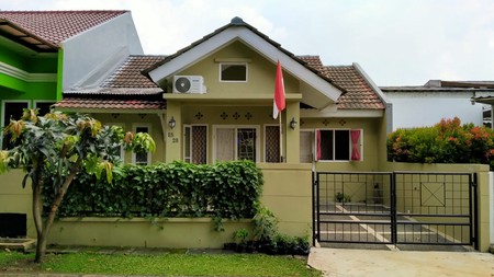 Rumah cantik dan rapih depan Taman 