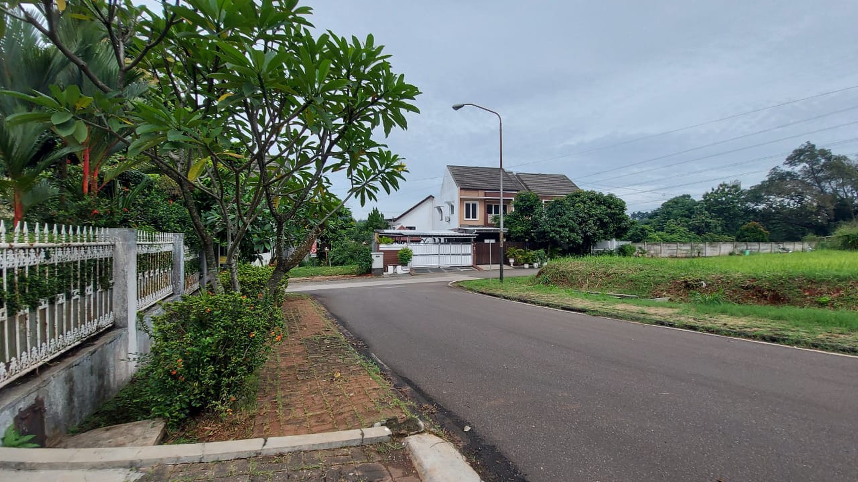 Cinere Puri Cinere  luas 420 rumah hoek dekat masjid.