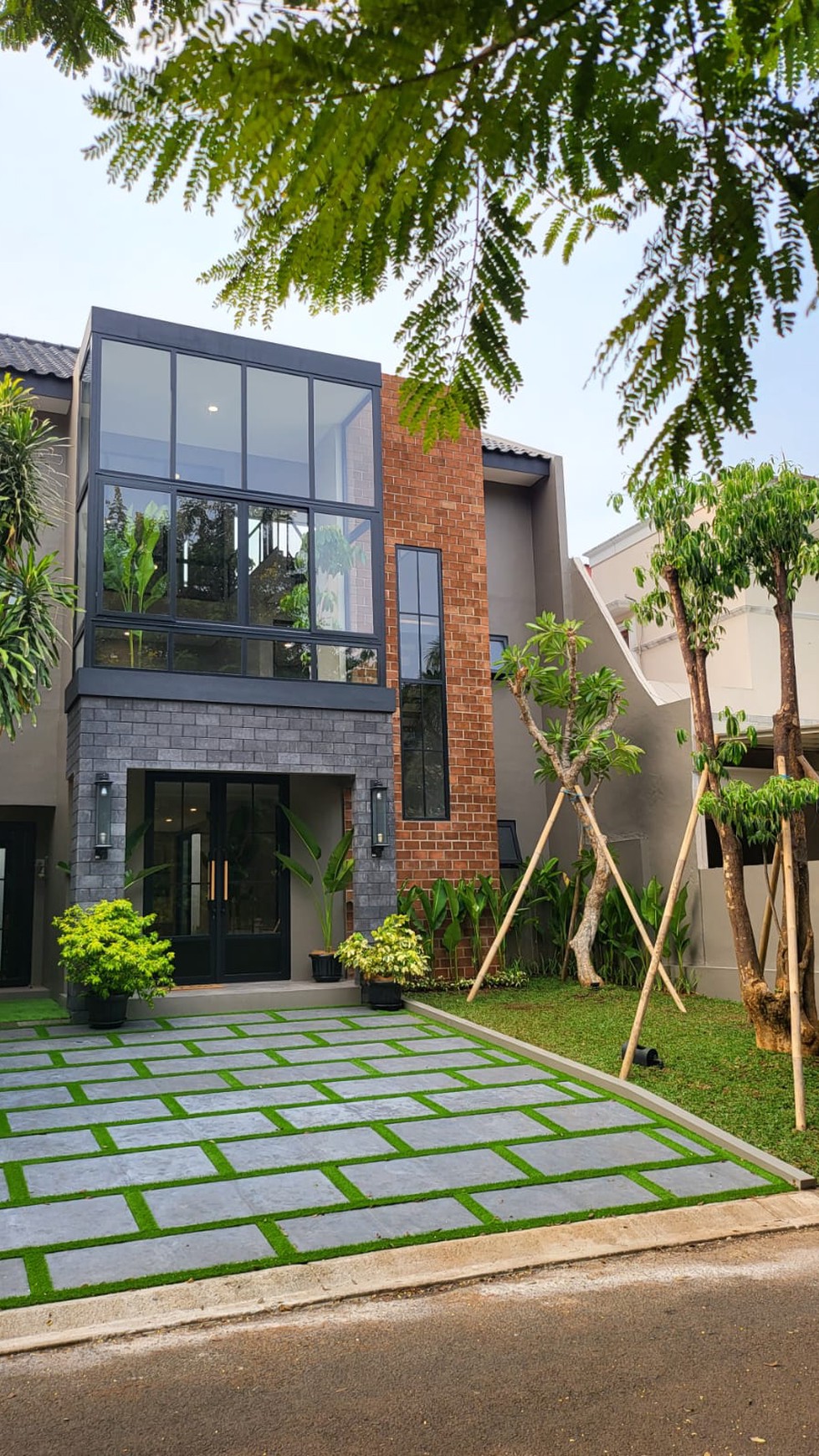 Rumah Modern Spacious dan luxurious di Versailles Bsd City