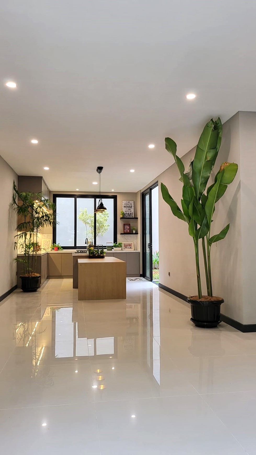 Rumah Modern Spacious dan luxurious di Versailles Bsd City