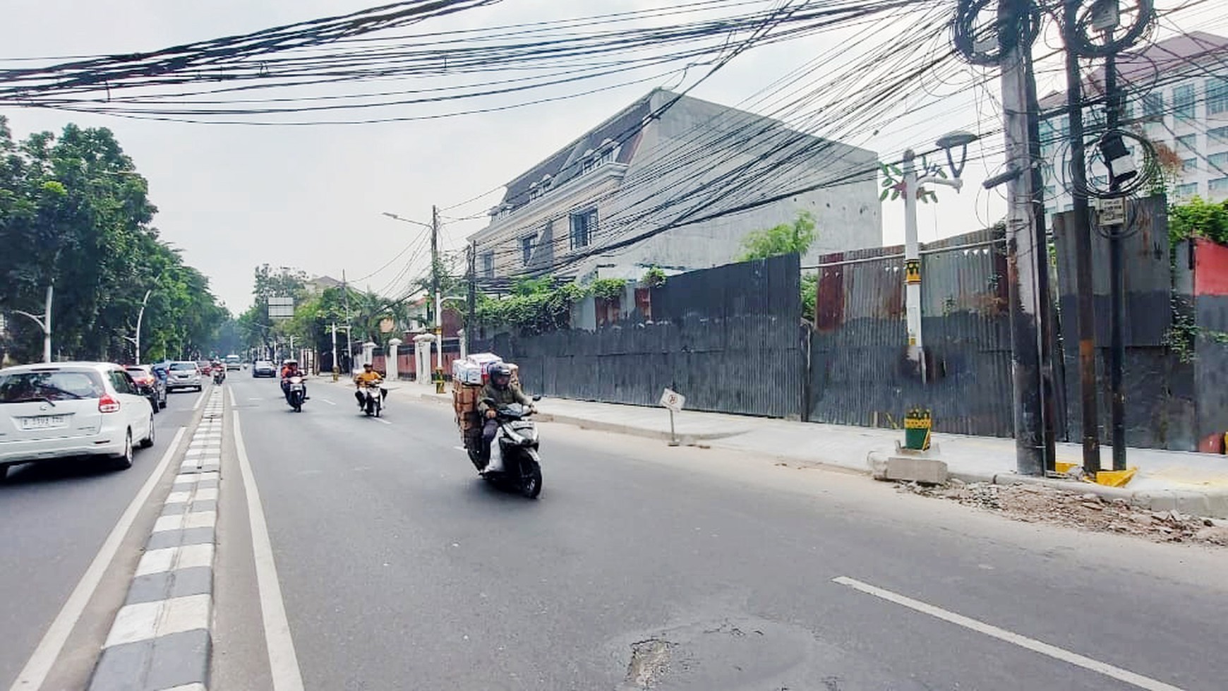 Rumah di Wijaya Kebayoran Baru strategis pinggir jalan besar, Jakarta Selatan