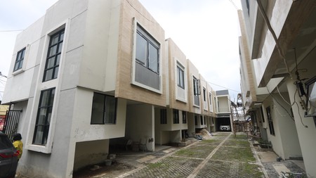 DIJUAL RUMAH BARU TOWNHOUSE 2 LANTAI, SIAP HUNI, KALIDERES, HARGA PROMO Rp 888 JUTA / A Brand New Townhouse in Kalideres FOR SALE ( R3 )