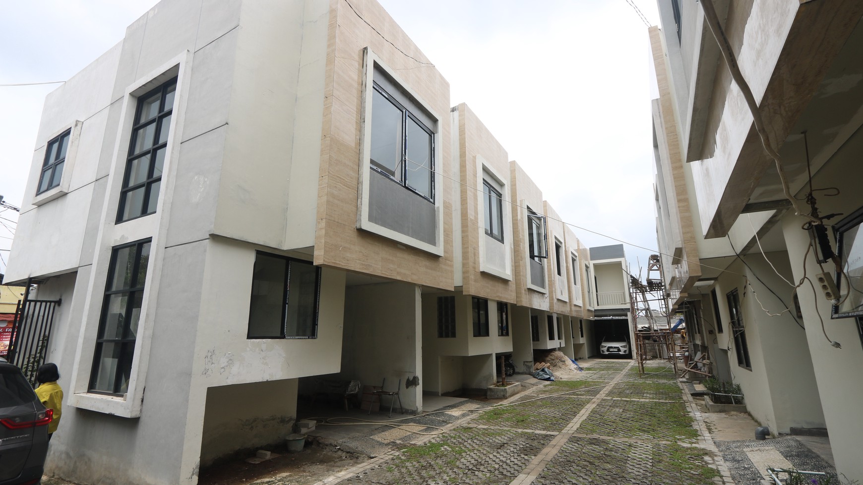 DIJUAL RUMAH BARU TOWNHOUSE 2 LANTAI, SIAP HUNI, KALIDERES, HARGA PROMO Rp 888 JUTA / A Brand New Townhouse in Kalideres FOR SALE ( R3 )