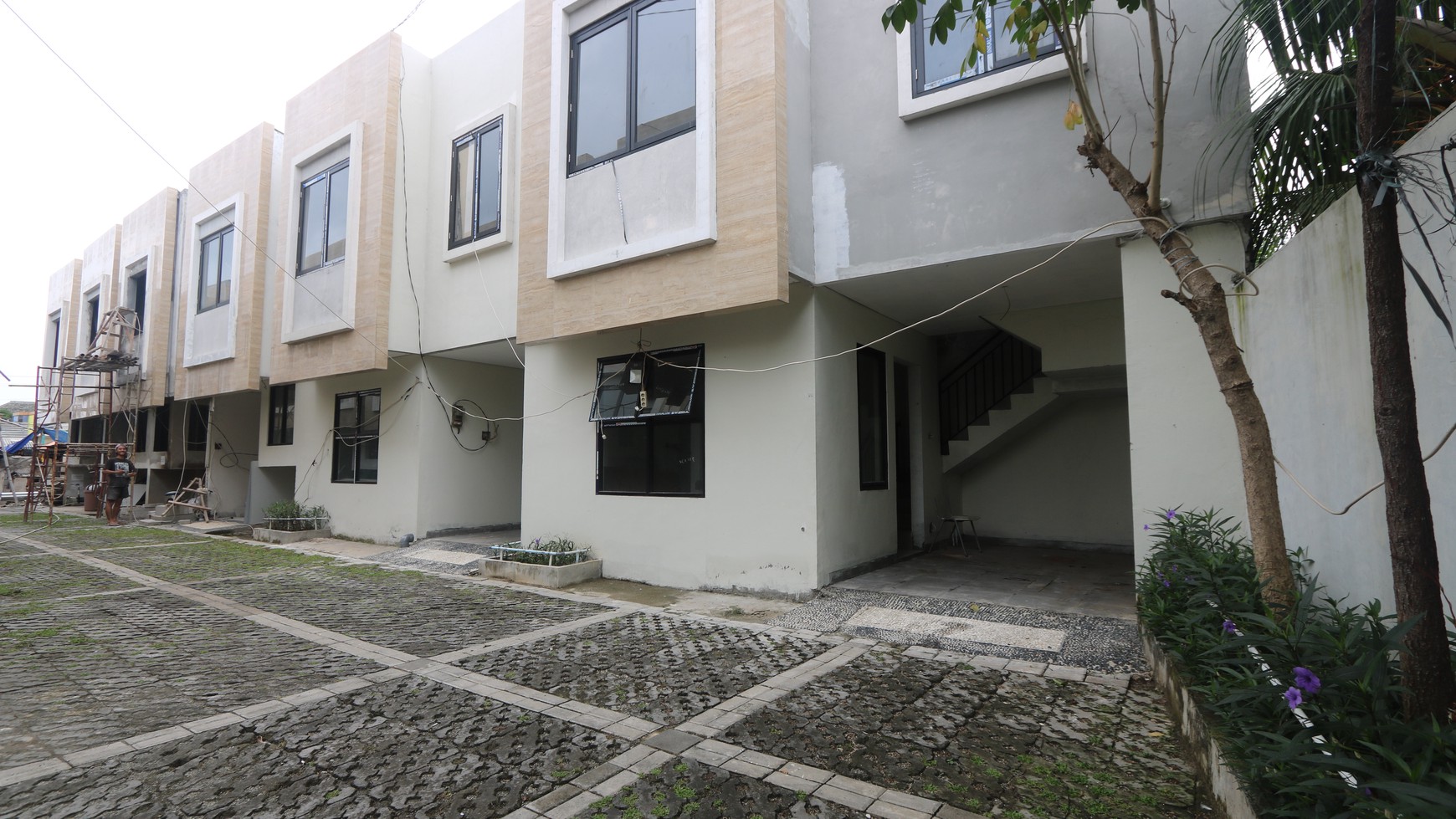 DIJUAL RUMAH BARU TOWNHOUSE 2 LANTAI, SIAP HUNI, KALIDERES, HARGA PROMO Rp 888 JUTA / A Brand New Townhouse in Kalideres FOR SALE ( R3 )