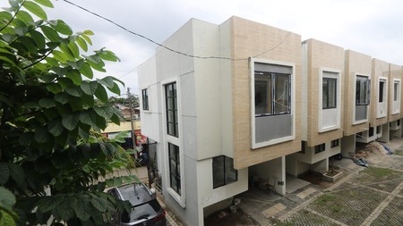 DIJUAL RUMAH BARU TOWNHOUSE 2 LANTAI, SIAP HUNI, KALIDERES, HARGA PROMO Rp 899 JUTA / A Brand New Townhouse in Kalideres FOR SALE (R6)