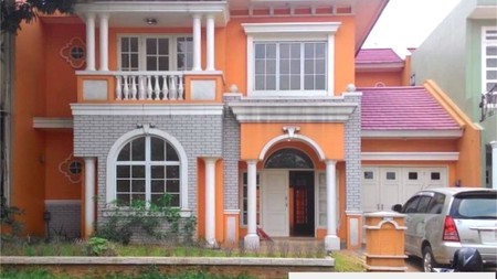 Rumah Besar dengan Halaman Luas di Kota Wisata, Cibubur