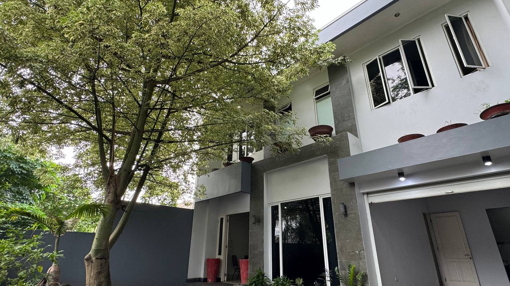 Cinere megapolitan rumah cantik halaman belakang luas