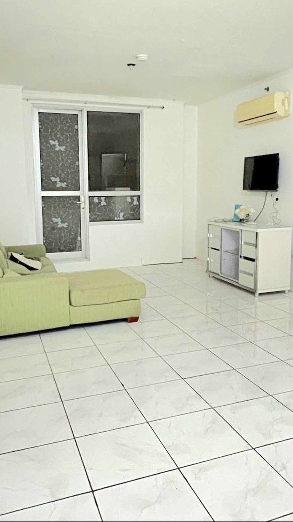 Apartemen Paladian Park Tower C, Kelapa Gading. Semi furnished. 69m2, 2 kamar tidur, dua balkon dng view berbeda