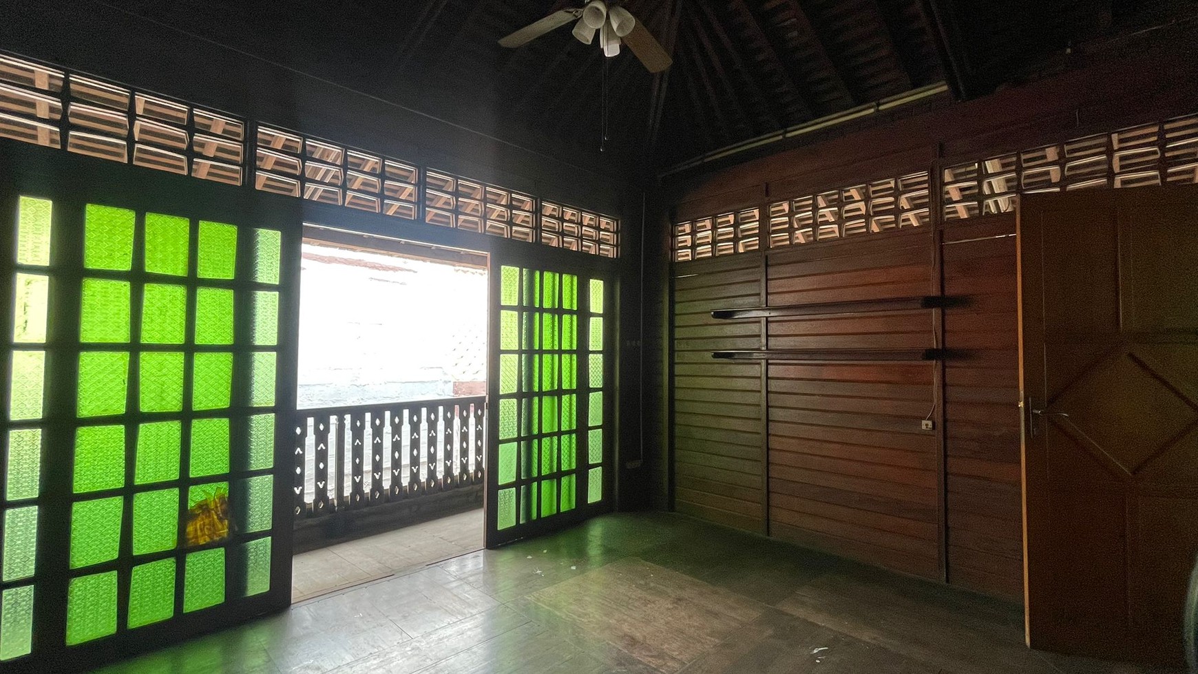 Rumah Unik Artistik Kayu  Merbau , Cozy, Homy - 2 Lantai di Jl. Jambore Cibubur 