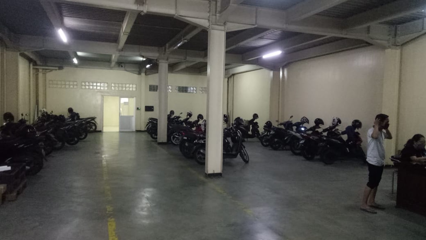 Disewakan Gudang Aktif 2 Lantai Tengah Kota Jl. Biliton - Surabaya ( Ada Fasilitas Lift Barang )