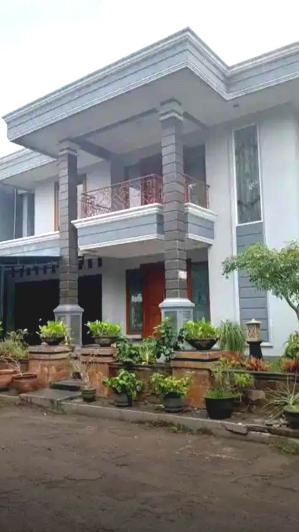 Rumah Modern 2 lantai Sejuk, taman belakang, lokasi strategis di Bintaro Jaya Sektor 8.