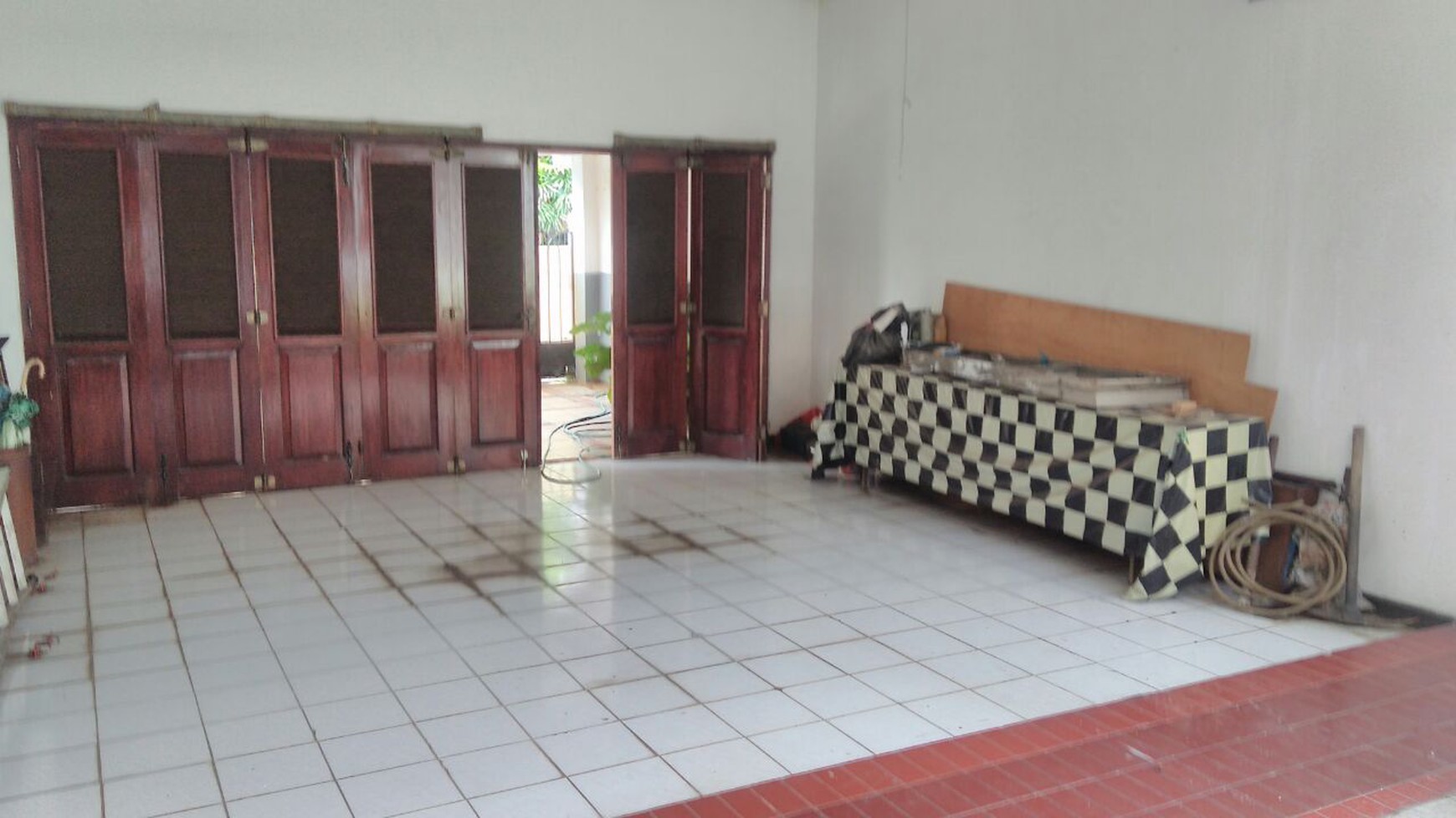 Rumah Bangunan Lama Kokoh Terawat  Tanah Kusir