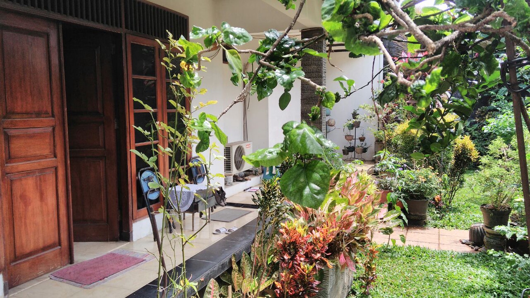 Rumah Bangunan Lama Kokoh Terawat  Tanah Kusir