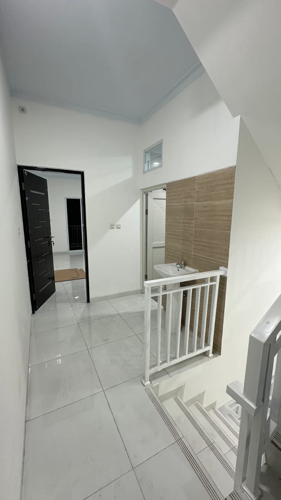 Rumah Baru 3 Lantai SHM Di Tanjung Duren Jakarta Barat