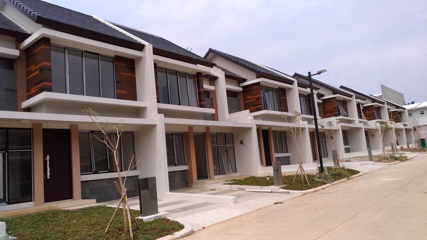 Rumah Cluster Cosmo Estate lippo cikarang Lokasinya strategis dengan style bangunan yang modern minimalis.