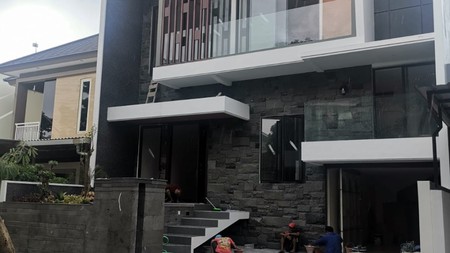 Rumah Baru Woodland Citraland Surabaya Barat - SMART Home Terbaru Minimalis Modern 2,5 Lantai Split Level Desain garasi Carport 3 Mobil dekat Universitas Ciputra