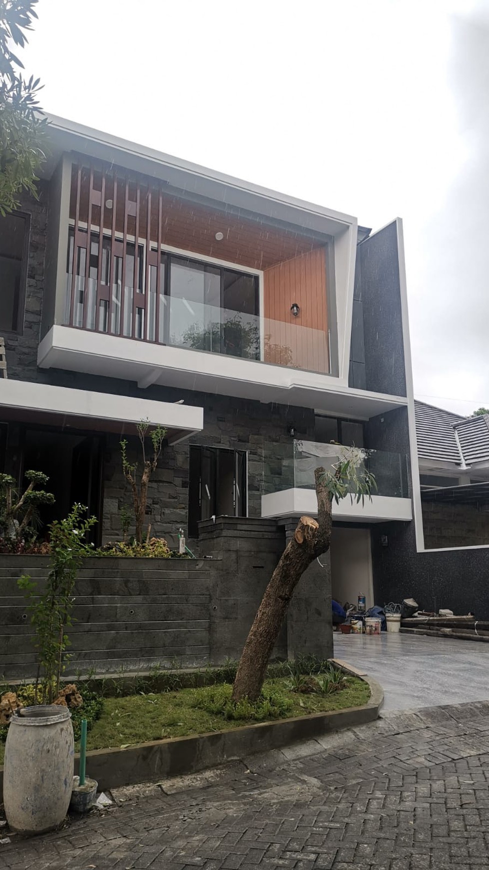 Rumah Baru Woodland Citraland Surabaya Barat - SMART Home Terbaru Minimalis Modern 2,5 Lantai Split Level Desain garasi Carport 3 Mobil dekat Universitas Ciputra