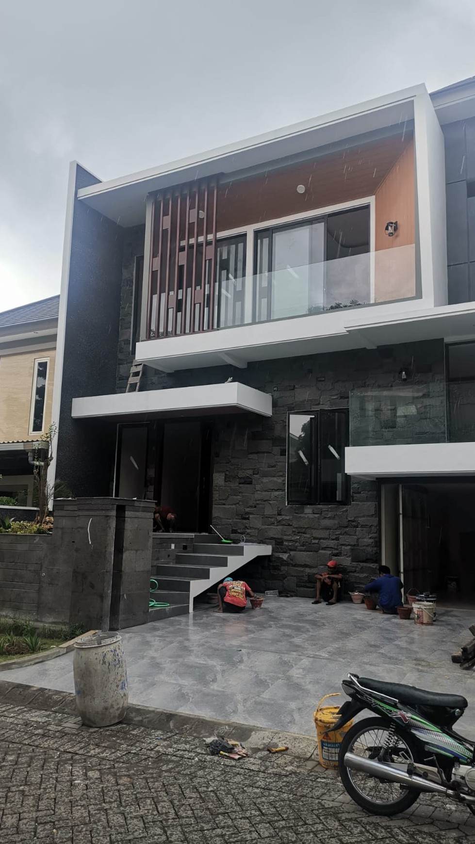 Rumah Baru Woodland Citraland Surabaya Barat - SMART Home Terbaru Minimalis Modern 2,5 Lantai Split Level Desain garasi Carport 3 Mobil dekat Universitas Ciputra