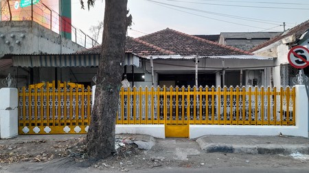 Rumah Tengah Kota Jombang Pinggir Jalan Area Komersial