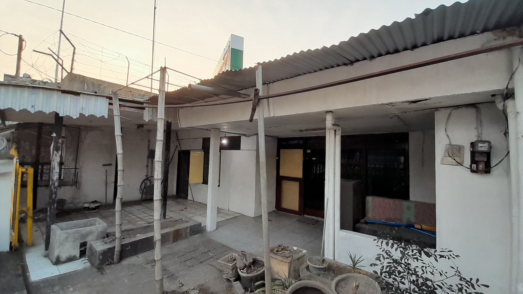 Rumah Tengah Kota Jombang Pinggir Jalan Area Komersial