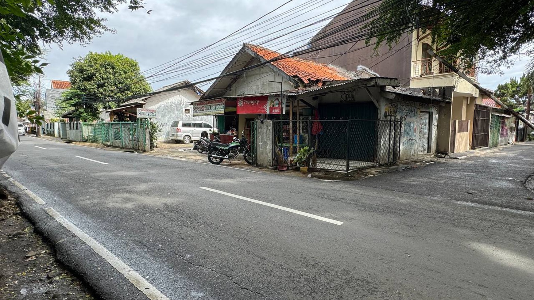 Lebak bulus area usaha, jalan raya ramai posisi hoek