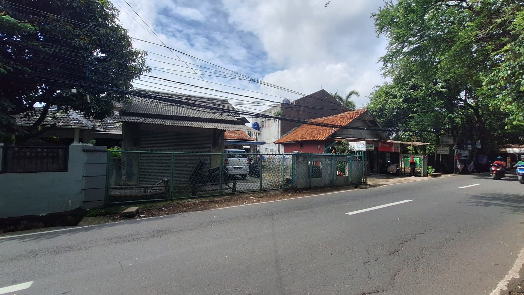 Lebak bulus area usaha, jalan raya ramai posisi hoek