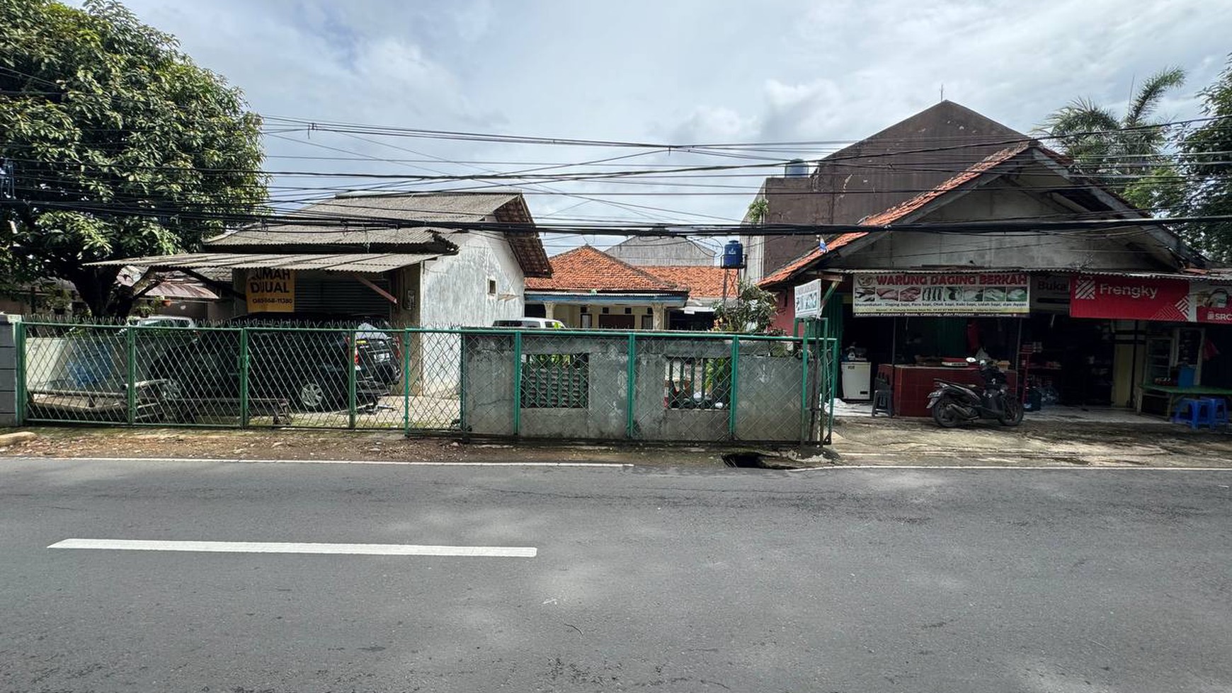 Lebak bulus area usaha, jalan raya ramai posisi hoek