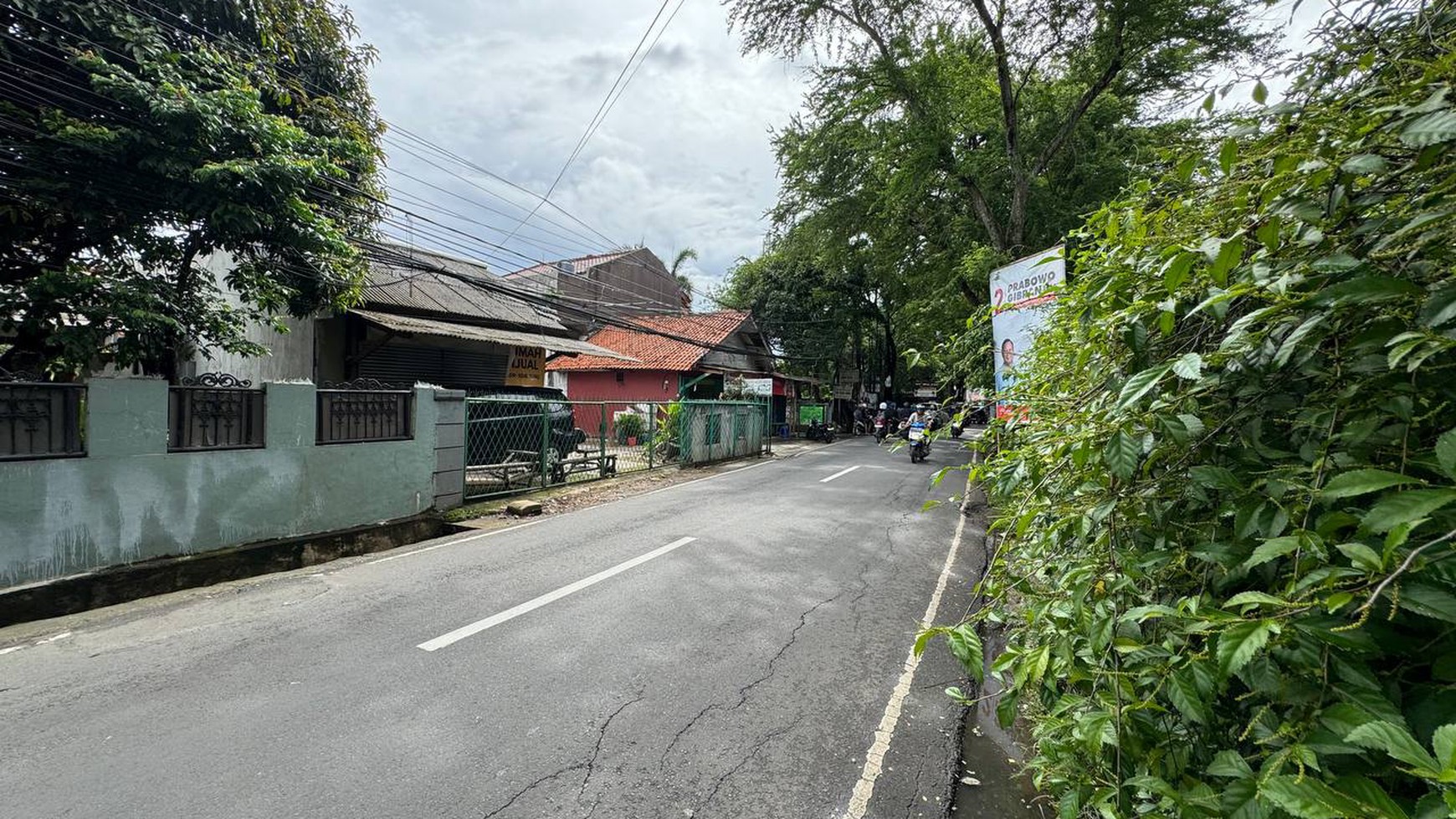 Lebak bulus area usaha, jalan raya ramai posisi hoek