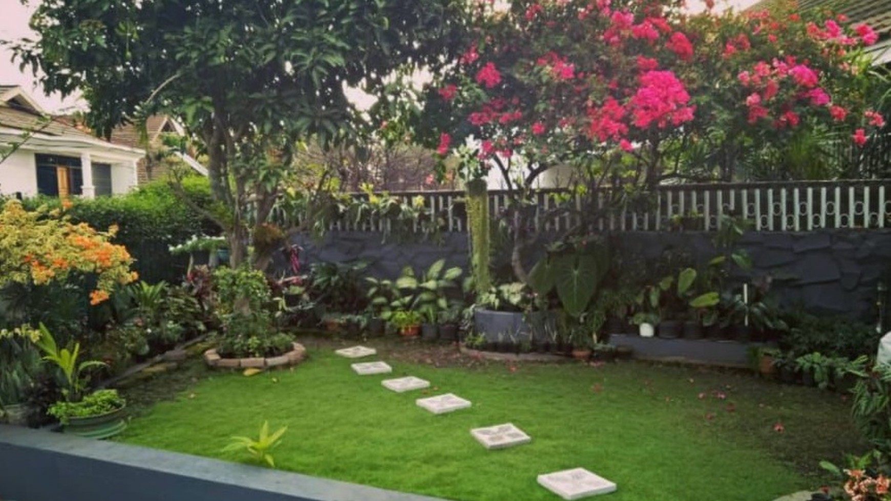 Rumah Cantik Terawat di Setrasari Bandung