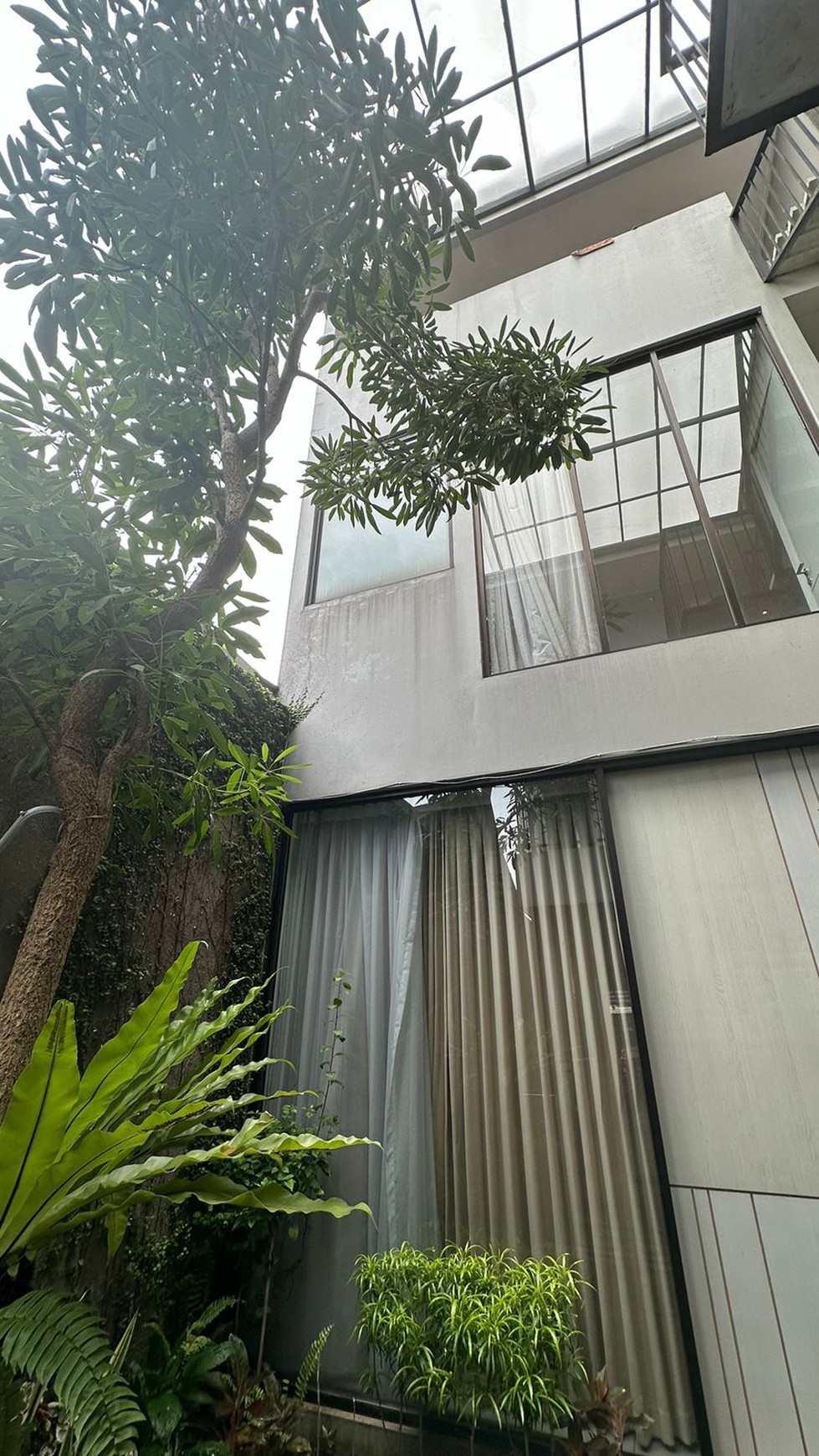 Rumah Siap Huni dan Bagus dengan design modern di Bintaro Pesanggrahan