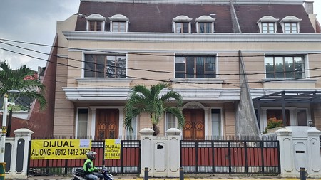 Ruko Gandeng  4 lantai perlu renov, cocok buat usaha di Kebayoran Baru