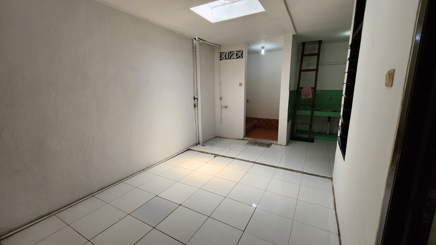 Disewakan Rumah Di Kavling DKI, Pondok Kelapa, Semi Furnished, Murah