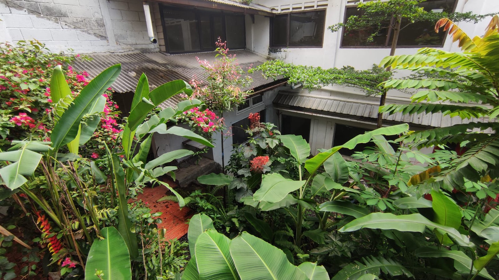 Rumah Cantik 5 Lantai di Bojong Koneng, Sayap Cikutra, Bandung