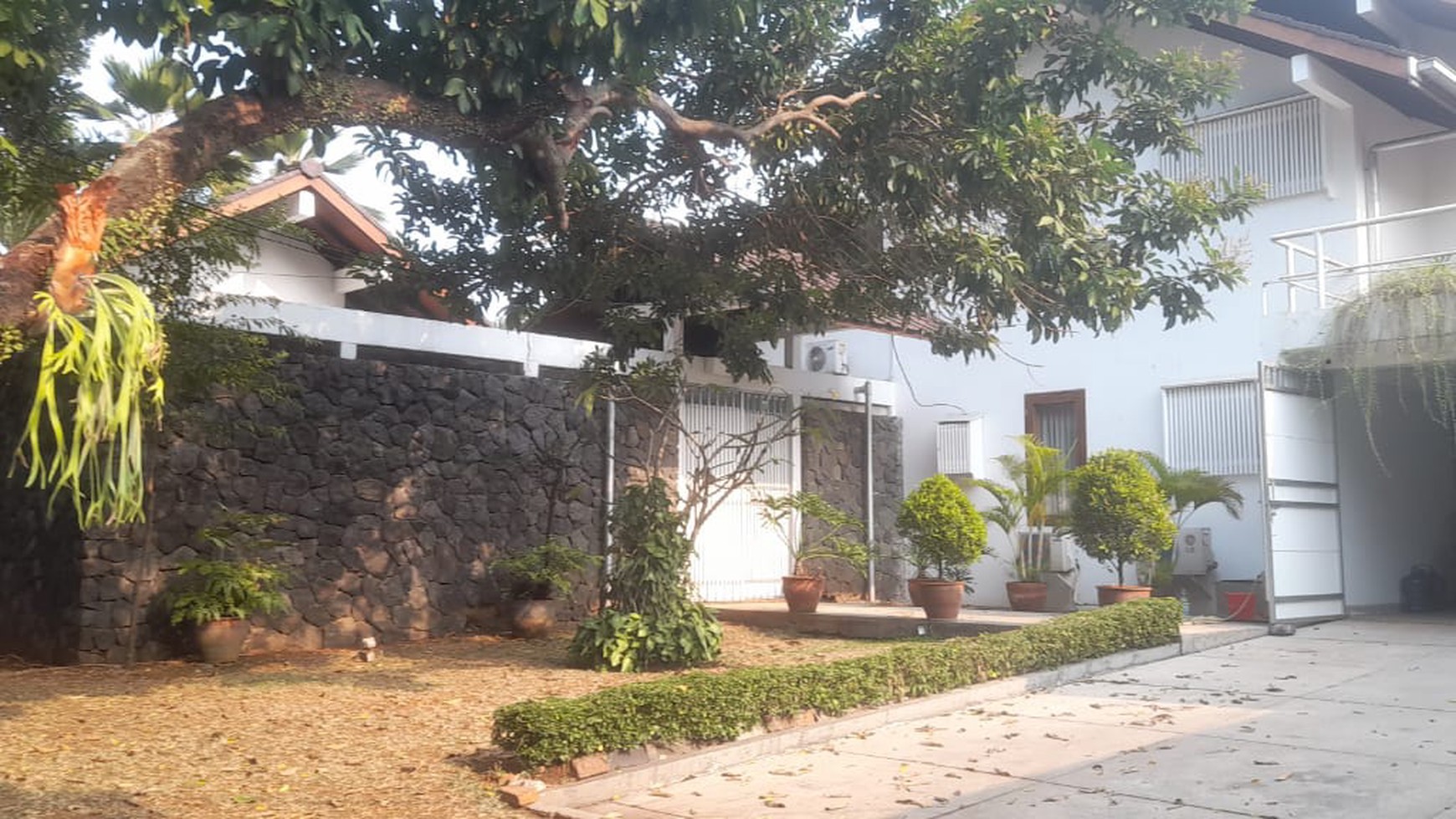 Rumah asri dan luas di Kemang, Jakarta Selatan