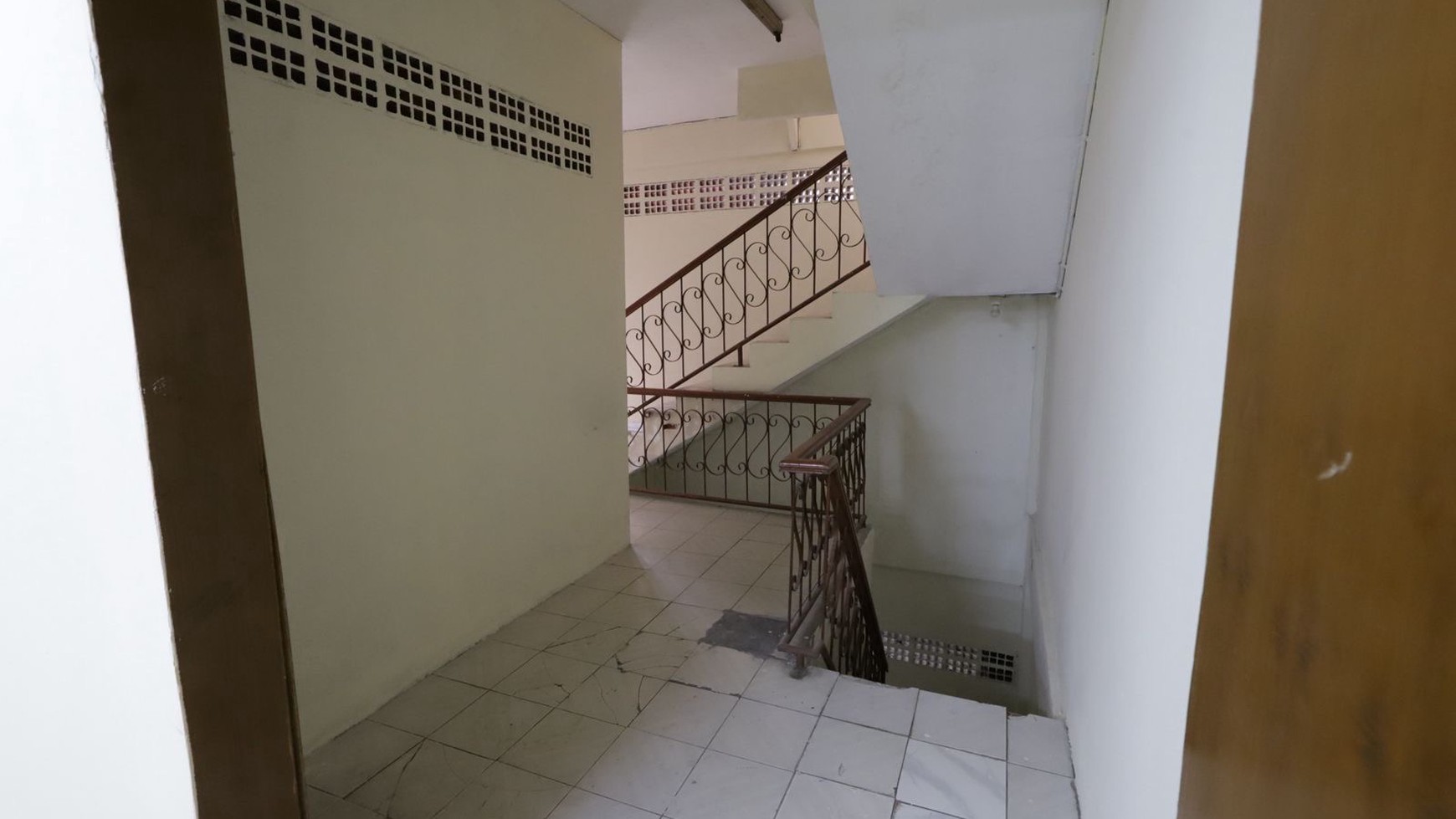 Ruko 3 pintu dan luas 18x39M di Kalimalang