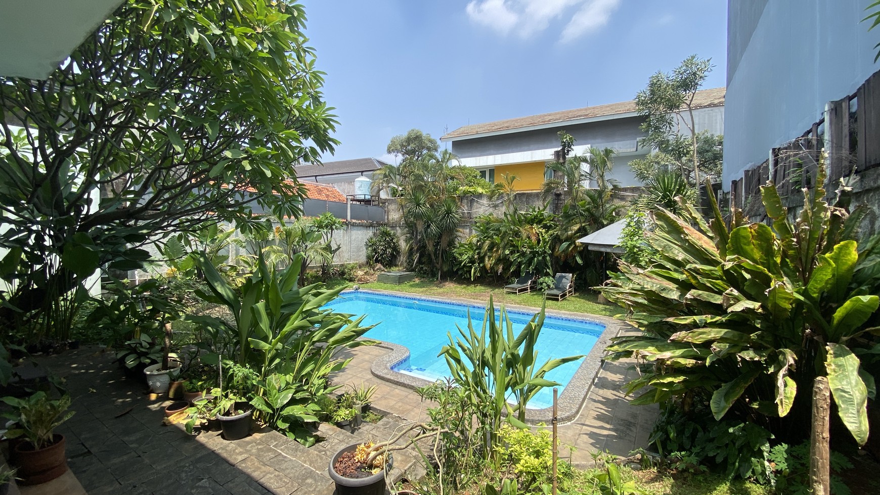 Beautiful house with big garden at bangka, jakarta selatan