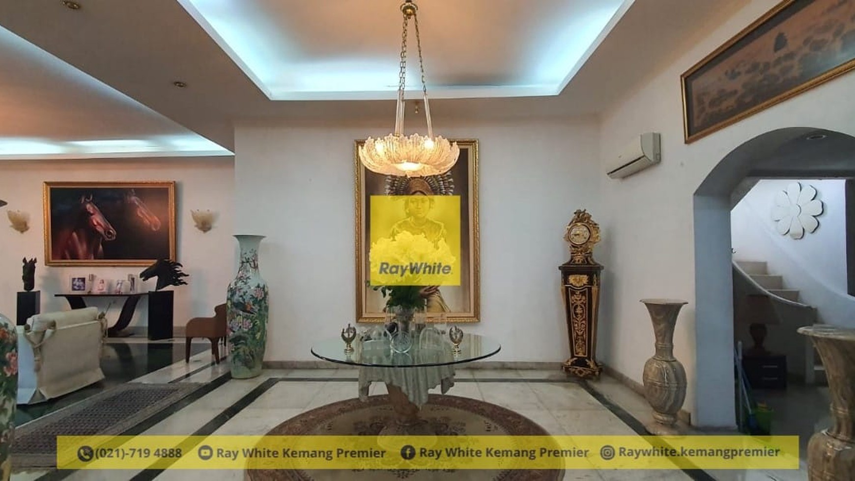 FOR SALE
Rumah Klasik Kemang Asri & Hijau w/ Taman Luas Depan & Samping
Jalan Kemang, Jakarta Selatan
