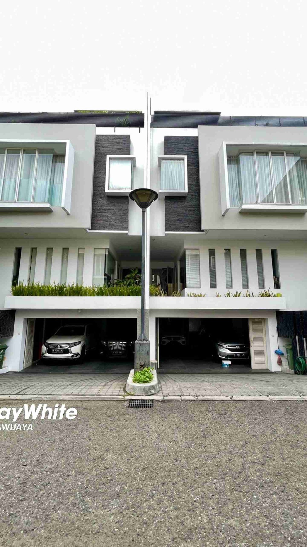 Townhouse di Brawijaya, Kebayoran Baru, Dalam Cluster, Prime Area