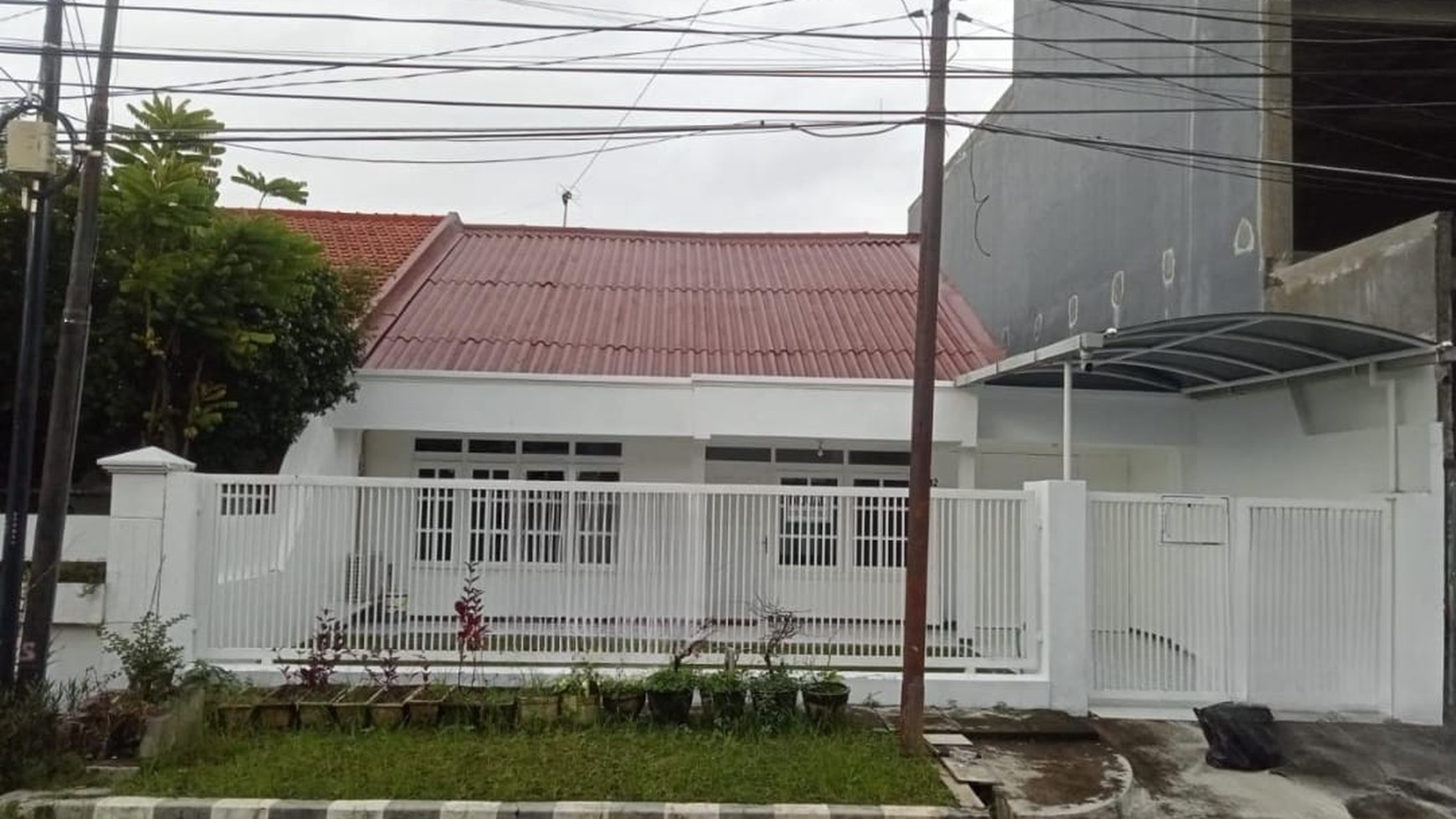 Rumah Darmo Permai Selatan Dekat Pusat Perbelanjaan